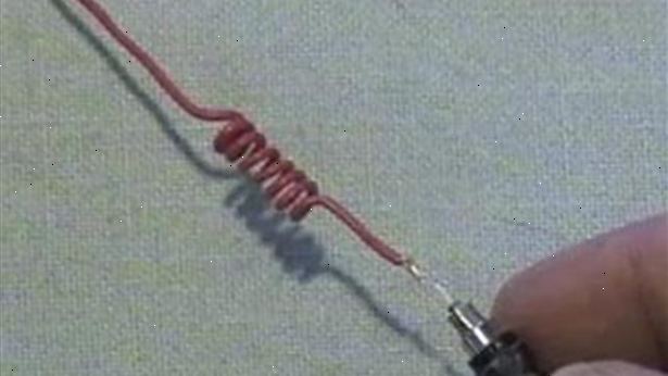 Hur man gör en trådlös antenn. Fånga vissa lod (helst tjock) eller något böjbar tråd / lod och vira den runt den punkt av en tumme please.