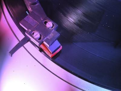 Hur man ändrar nålen på en vinyl-spelare. Generellt finns det bara 2 eller 3 delar för skivspelare som behöver uppmärksamhet, beroende på vilken typ du har.