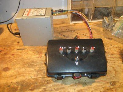Hur man skapar en 12 volts testbänk för bullet kameror använder en gammal ATX leverans datorkraft. Dra ut nätsladden från baksidan av datorn.