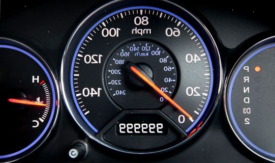 Hur öka bränsle körsträcka på en bil. När du fyller upp med gas, fylla upp halvvägs och försöka hålla din tank över en fjärdedel fullt.