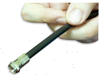 Hur att avsluta koaxialkabel. Använd koaxial skärverktyg för att skära kabeln till önskad längd.