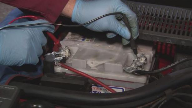 Hur kan man kontrollera en generator. Stäng av bilen och testa batteriet med en voltmeter.
