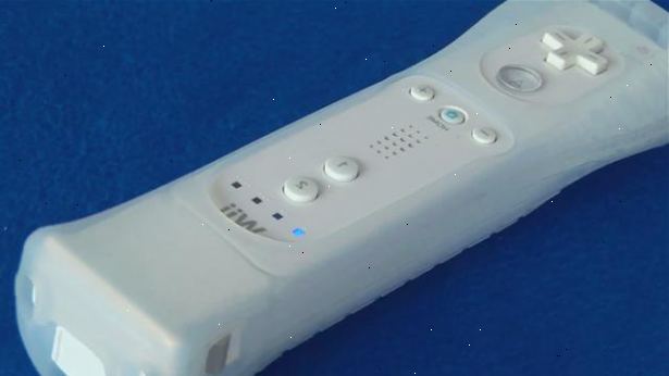Hur man synkroniserar en Wii Remote till konsolen. Tryck på strömbrytaren på Wii-konsolen.