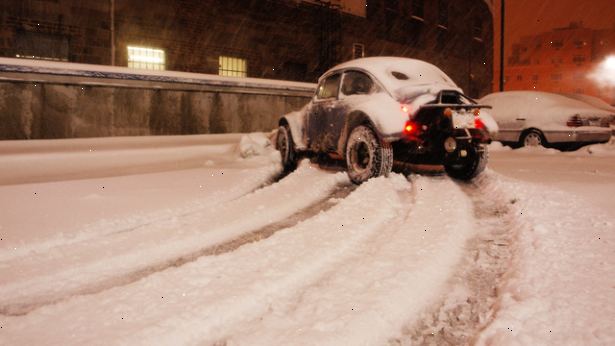 Hur du får din bil ur snön. Kontrollera avgasröret innan du startar motorn.