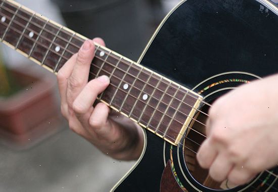 Hur lindra finger ömhet när lära sig spela gitarr. Successivt bygga dina förhårdnader.