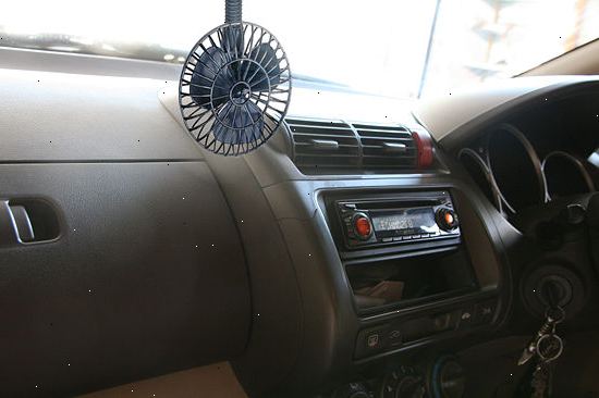 Hur man svalka dig i en bil utan luftkonditionering. Häng en våt trasa över mitt vent av bilen.