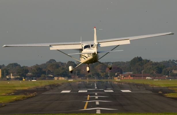 Hur att landa en Cessna 172. Få ATIS informationen 10 miles ut från inträde i luftrummet, kontakta flygledartornet eller förhållningssätt kontroll för flygplatsen, och ange följande.