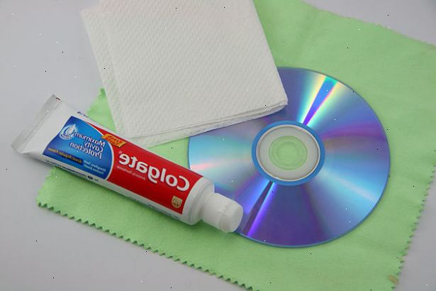 Hur att reparera en CD med tandkräm. Tvätta skivan försiktigt i en mild tvållösning för att avlägsna eventuella små partiklar som kan repa skivan.