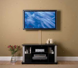 Hur att montera en platt-TV. Skaffa en korrekt storlek fäste antingen online eller på en elektronisk butik.