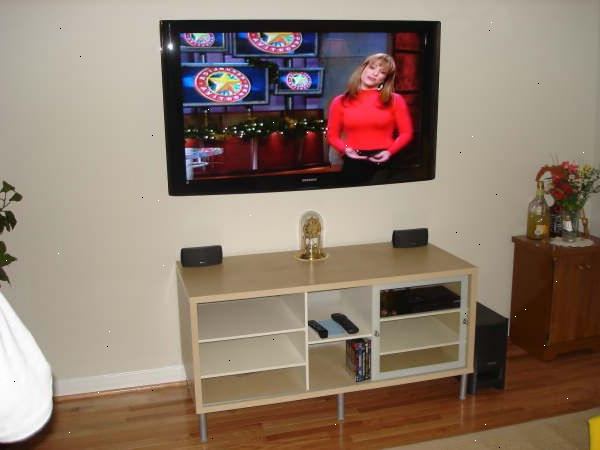 Hur vägg montera en plasma. Köpa ett väggstativ från en ansedd plasma-TV återförsäljare, och se till att den passar din TV.