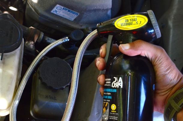 Hur att ladda luftkonditioneringen i en bil. Ta reda på om du har något köldmedium kvar i ditt system alls.