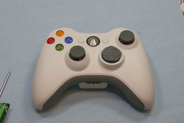 Hur ta isär en trådlös Xbox 360 Controller för målning. Ta bort batteriet fallet - Vrid regulatorn över och ta bort batteriet.