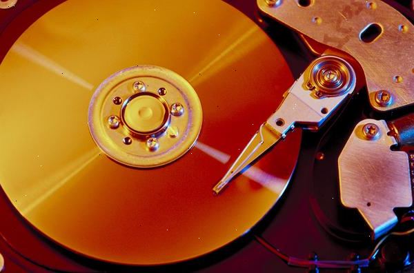 Hur man har mer än två hårddiskar i en dator. Du kan ta bort din CD, DVD eller diskettenhet, så du får ett extra fack för hårddiskar.