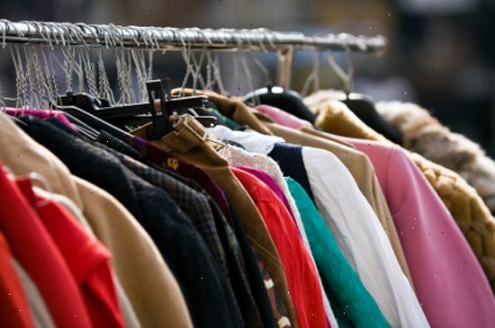 Hur man säljer begagnade kläder på ebay. Samla föremål som du inte vill ha anymore.