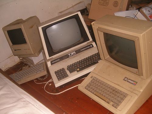 Hur man förstör en gammal dator. Försätt datorn i ditt garage, eller på ett annat säkert område.