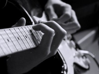 Hur man spelar gitarr och sjunger samtidigt. Lär dig orden i sången.