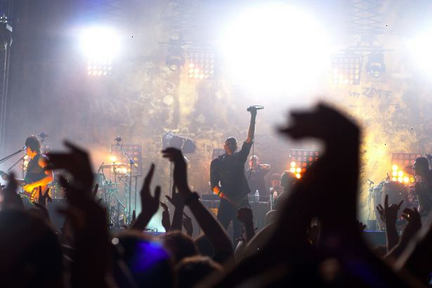 Hur man klär sig och ser ut som du hör hemma på en rockkonsert (för flickor). Bär inte dina bästa kläder.