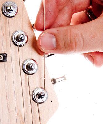 Hur man ändrar strängarna på en elgitarr. Kontrollera om du har en flytande bro.