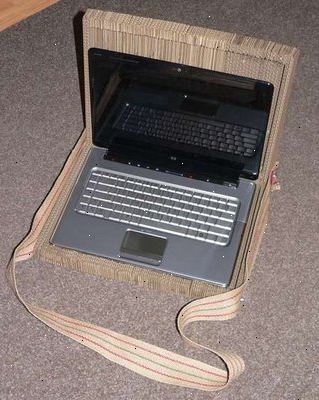 Hur man gör en laptop väska från kartong. Erhålla tillräcklig kartong.