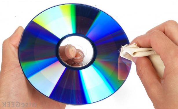 Hur att rengöra en DVD. Blanda en del vatten till en del isopropylalkohol.