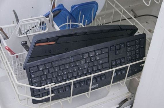 Hur man rengör ett tangentbord i diskmaskin. Koppla bort tangentbordet från datorn och ta bort alla batterier.